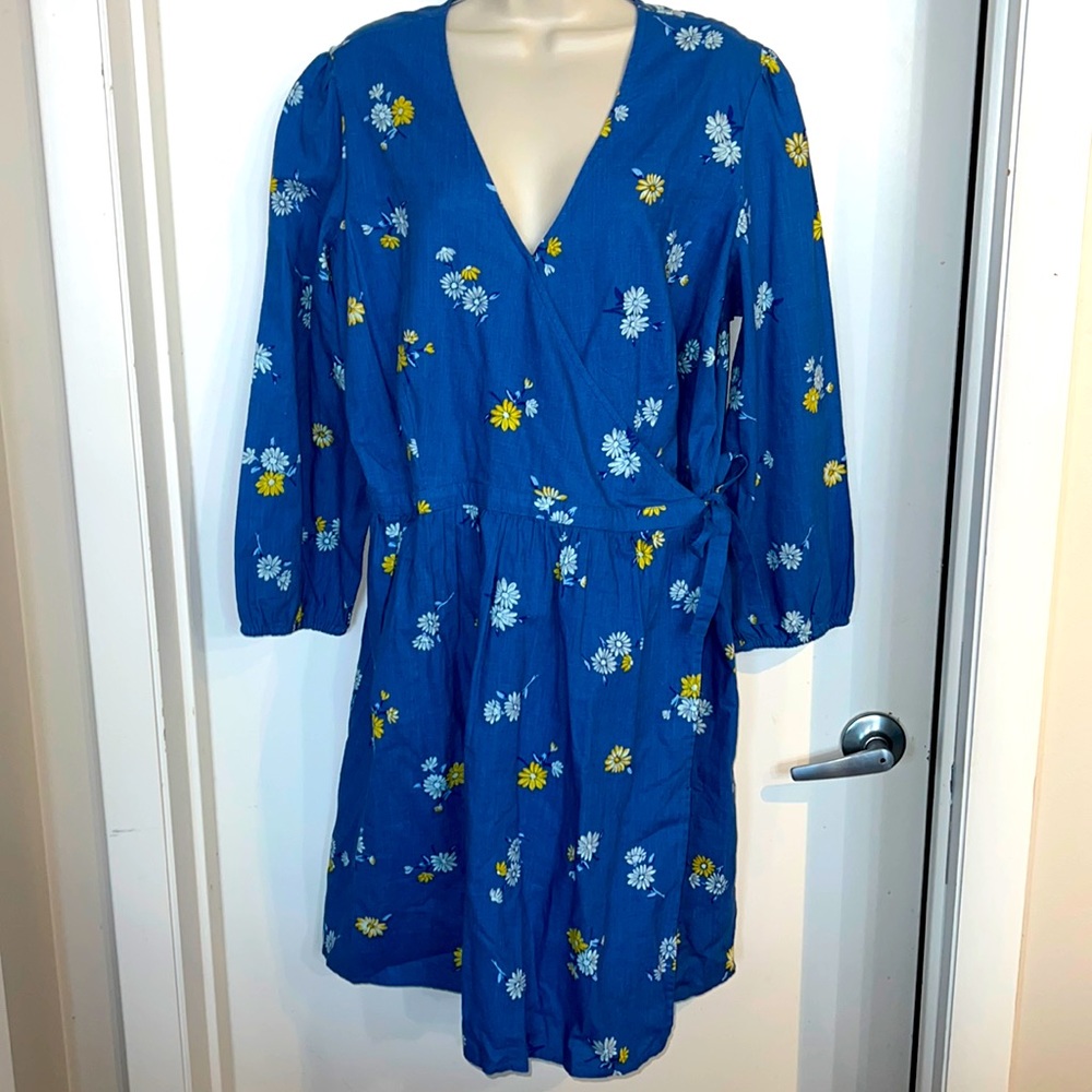 Xl wrap dress floral pattern blue in color